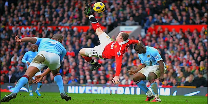 Cú xe đạp chổng ngược đi vào lịch sử các trận Derby Manchester của Rooney